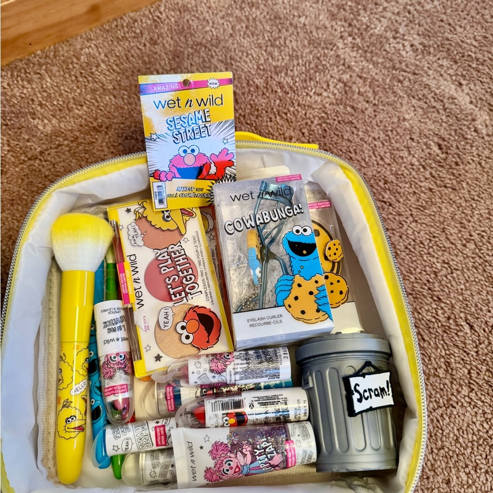 Wet n Wild x Sesame Street Makeup and Cosmetic Bag - Picture 2 of 4